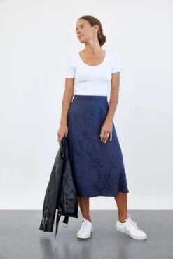 Poppy Skirt - Beryl Navy -AGOLDE || CITIZENS OF HUMANITY Sales 0147 Poppy Jaquard Beryl 1870 web b33d942b d9a2 4acf af65 e7e47c724014