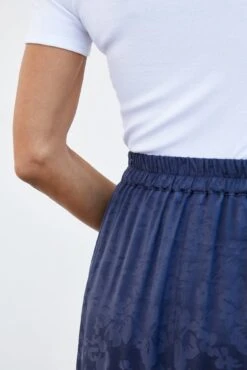 Poppy Skirt - Beryl Navy -AGOLDE || CITIZENS OF HUMANITY Sales 0147 Poppy Jaquard Beryl 1955 web c1bbfd4d 79b9 460e bdc1 8d73db7220ab