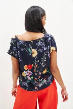 Margeaux Zero-Waste Blouse - Provence Floral -AGOLDE || CITIZENS OF HUMANITY Sales 0357 Margeaux Zero Waste Tee Provence Print 1593 web a7147ce6 9344 4a83 82fb acba689ad58c