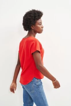 Chessa Scallop Knit Tee - Carmine -AGOLDE || CITIZENS OF HUMANITY Sales 0392 Chessa Carmine 2445 web b28d2e91 eade 41a3 b7f0 3f4a27e77a9a