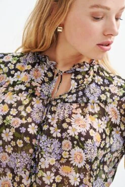 Camila Nouveau Silk Blouse - Midi Floral Lavender - ReAmour 12 Camila Nouveau Silk Blouse - Midi Floral Lavender - ReAmour -AGOLDE || CITIZENS OF HUMANITY Sales 0394 Camila Lavender Midi Floral 1841 web 5993b405 6fdb 4fbb b2ac 81db2eb5a27a