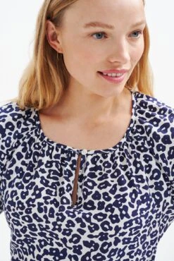 Lotta Washable Silk Blouse - Navy Sauvage -AGOLDE || CITIZENS OF HUMANITY Sales 0563 Lotta Silk Sauvage Print 1388 web caaad39f 1b4f 4e72 8237 91832ae07dcd