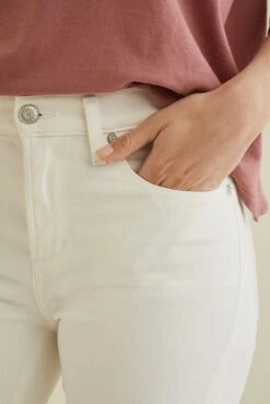 AGOLDE Exclusive Sophie Crop Jean - Glimpse White -AGOLDE || CITIZENS OF HUMANITY Sales agolde sophie skinny crop organic white 0075 web 4e15b475 1a24 4814 992b 9981e6429c0f